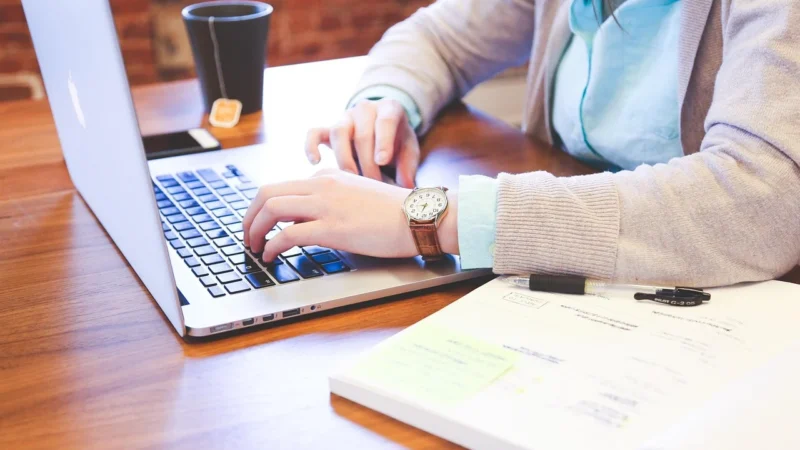 Jak wyposażyć multimedialną klasę: infokioski, tablice i wideokonferencje